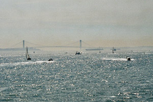 07.09.2002 - Hinter der Brücke das offene Meer und davor Segler...