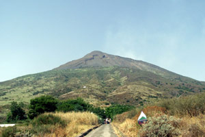 24.07.2007 - Insel Stromboli mit Vulkan Stromboli: Blick von Stromboli auf den Stromboli