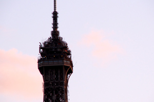 15.04.2008 - Das Wahrzeichen von Paris, der Eiffelturm am Abend mit rosa Wolken 