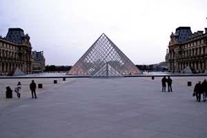 17.04.2008 - Pyramide im Innenhof des Louvre