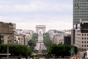 03.08.2008 - Blick von der La Grande Arche mit Blick auf den Triumphbogen