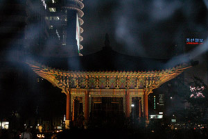 13.08.2010 - Kleiner Tempel an der EulJiro bei Nacht