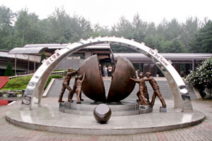 14.08.2010 - Am Dritten Tunnel - Skulptur des geteilten Landes