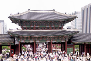 15-08-10 - Reopening of Deoksugung Palace - masses of people