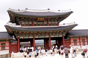 15-08-10 - Reopening of Deoksugung Palace - masses of people
