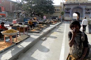 19.12.2011 - Jaipur - Händler, Vögel und Bettler