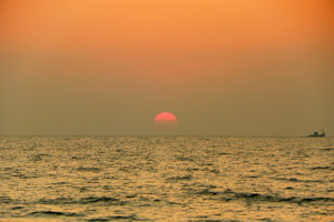 07.01.2012 - Sonnenuntergang in Agonda mit Schiff am Horizont