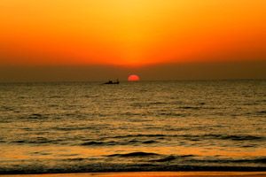 09.01.2012 - Sonnenuntergang in Agonda mit Schiff am Horizont