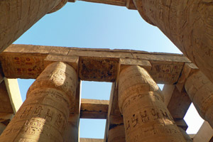15.02.2013 - Riesige Säulen im Karnak Tempel