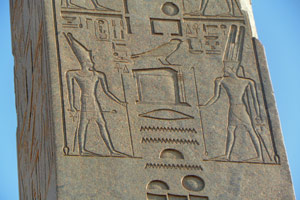 15.02.2013 - Riesige Obelisken mit Hieroglyphen verziert