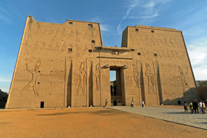 16.02.2013 - Riesige Aussenmauer mit Reliefs des Horus Tempels in Edfu