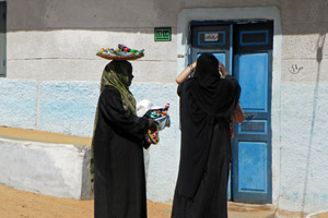 17.02.2013 - Aufdringliche Nubische Frauen im Nubischen Dorf versuchen etwas zu verkaufen... 