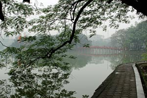 14-02-15 - At Lake Hoan-Kiem (Ho Hoan Kiem) with sight to The-Huc Bridge
