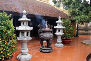 15-02-15 - incense sticks and orange trees in the Tran Quoc Pagode in Hanoi (chùa Trấn Quốc)