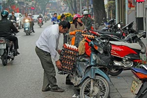 16.02.2015 - Auch Eier werden stapelweise mit dem Motorroller transportiert