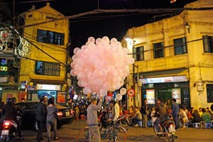 16-02-15 - Thousands of pink ballons short before Tet-Festival