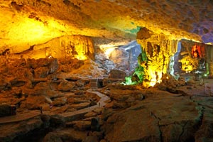 17-02-15 - Visit of a real large cave at island Hang Sung Sot