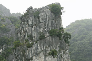 18-02-15 - Cruising with our boat thru the Ha Long Bay: very impressive rock