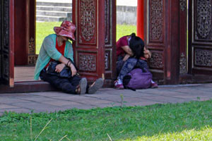20-02-15 - The Forbidden City in Hue shimmering for the Tet festival - female workers take a rest
