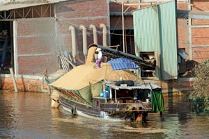 10.03.2015 - Tour im Mekong Delta - Getreide wird geladen (die Steigerung von voll ist gesunken)