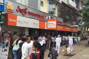 12.11.2016 - Vashi - Navi Mumbai - Geldentwertung: Lange Schlangen vor den Banken