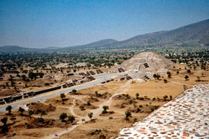 15.12.1995 - Auf der Pirámide del Sol mit Blick zur Pirámide la Luna