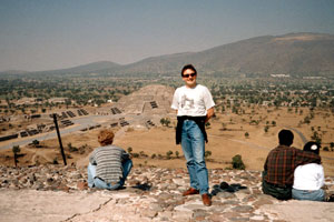 15.12.1995 - Auf der Pirámide del Sol mit Blick zur Pirámide la Luna