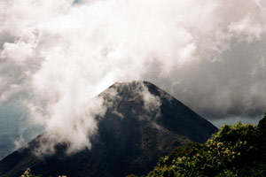 29.12.1995 - Vulkan umgarnt von Wolken