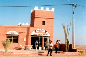 19.11.1998 - Auf dem Weg nach Tafraoute - Scheich Harry der Erste bei der Teepause