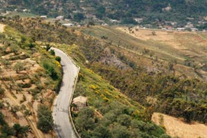 27.05.2003 - Blick vom Kastell von Gerace auf das bergige Umland