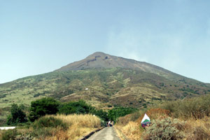 24.07.2007 - Insel Stromboli mit Vulkan Stromboli: Blick von Stromboli auf den Stromboli