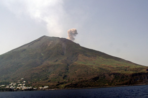24.07.2007 - Insel Stromboli mit Vulkan Stromboli: kleine Eruption - der ist aktiv