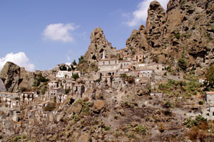 04.09.2008 - Verlassenes Städtchen in den Bergen im Land der Mafia