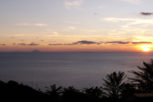 17.09.2008 - Etwa 100 km entfernt von Kalabrien und dennoch so klar im Sonnenuntergang