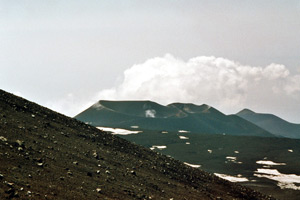 14.06.2004 - Aufstieg zum Ätna mit Blick auf Haupt- und Nebenkrater