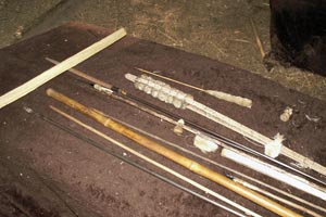 16.09.2006 - Pfeilherstellung im Cherokee Reservat im Dorf Oconaluftee