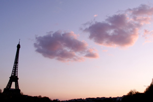 15.04.2008 - Das Wahrzeichen von Paris, der Eiffelturm am Abend mit rosa Wolken 