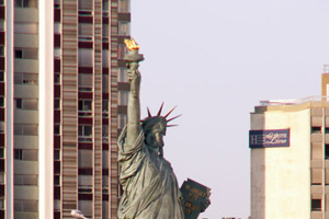 15.07.2008 - Ja, die kleiner Schwester des Geschenks an die Amerikaner steht in Paris