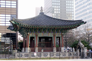 21-11-09 - Small temple in between of skyscrapers