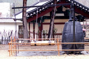 29-11-09 - Large bell to remind you for meal at place Gawolsaji