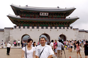 15-08-10 - Deoksugung Palace - Harry and his personal travel guide