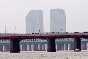 15-08-10 - Twin Towers seen from Hangang Park (Ichon Riverside Park)
