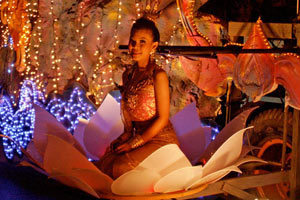 11.12.2009 - Eine Schönheit zelebriert das Geburtstagsfest des Königs