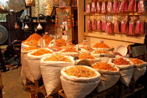 12.12.2009 - Gut versteckt ein Lebensmittelmarkt mit getrockneten Fischen