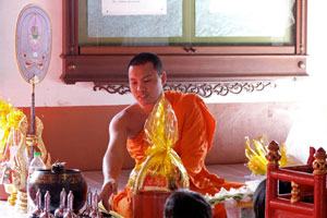 26.12.2009 - In einem Tempel - Mönch wird mit Geschenken überhäuft...