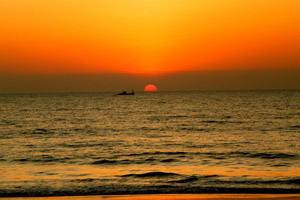 09.01.2012 - Sonnenuntergang in Agonda mit Schiff am Horizont
