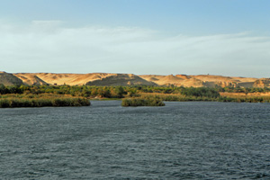 16-02-13 - Nile landscape with palms, oasis, hills and desert