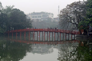 14.02.2015 - Am Hoan-Kiem See (Ho Hoan Kiem) mit Blick auf The-Huc-Brücke
