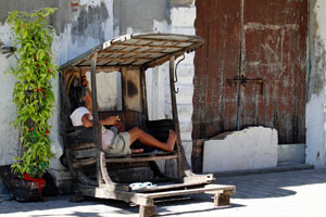 03.01.2016 - Philippinin relaxt rauchend in der Hollywoodschaukel-artigen Sitzbank