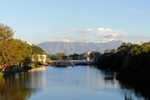 03.01.2016 - Blick von der Brücke auf den Fluß und die Vulkanberge